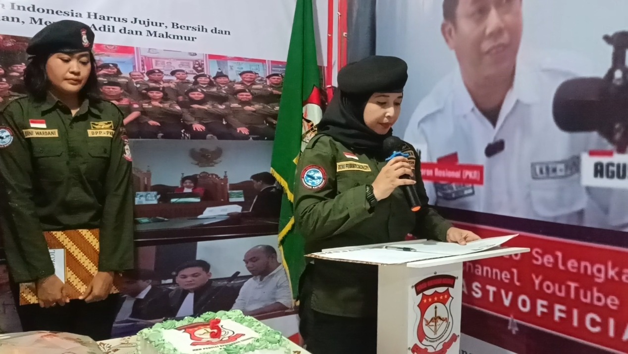 Rizki Febriaty, S.H., saat membacakan Sejarah Lahir & Berdirinya Perisai Kebenaran Nasional