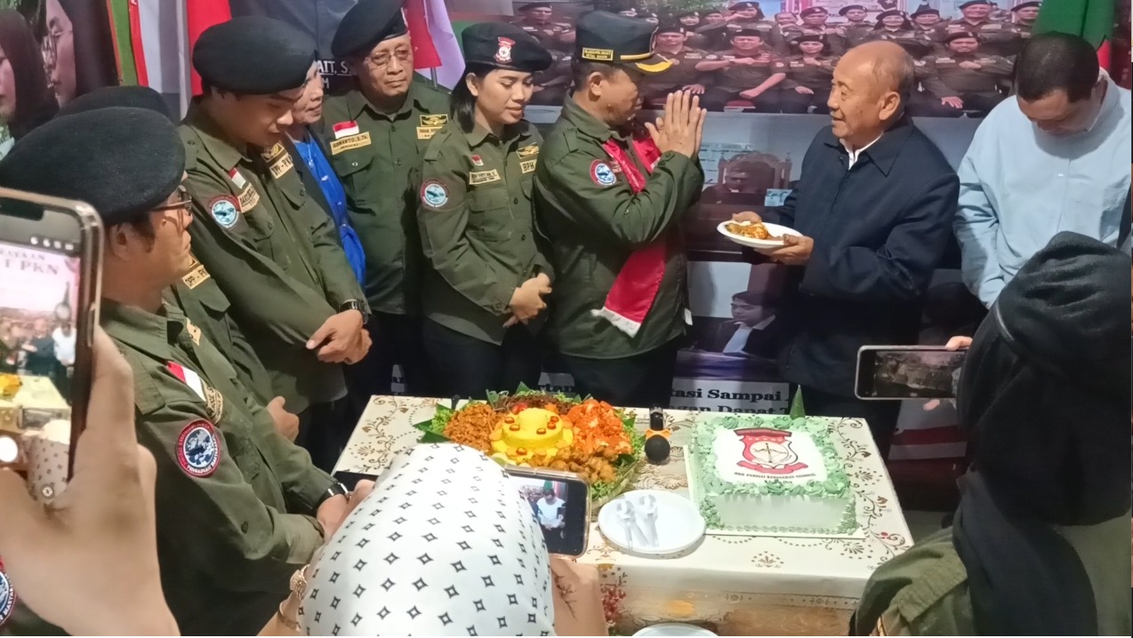 Mangapul Sirait, S.H (Ketua Umum PKN) Menerima Suapan dari Hendrik Pardede, S.H., M.Hum (Dewan Penasehat PKN)