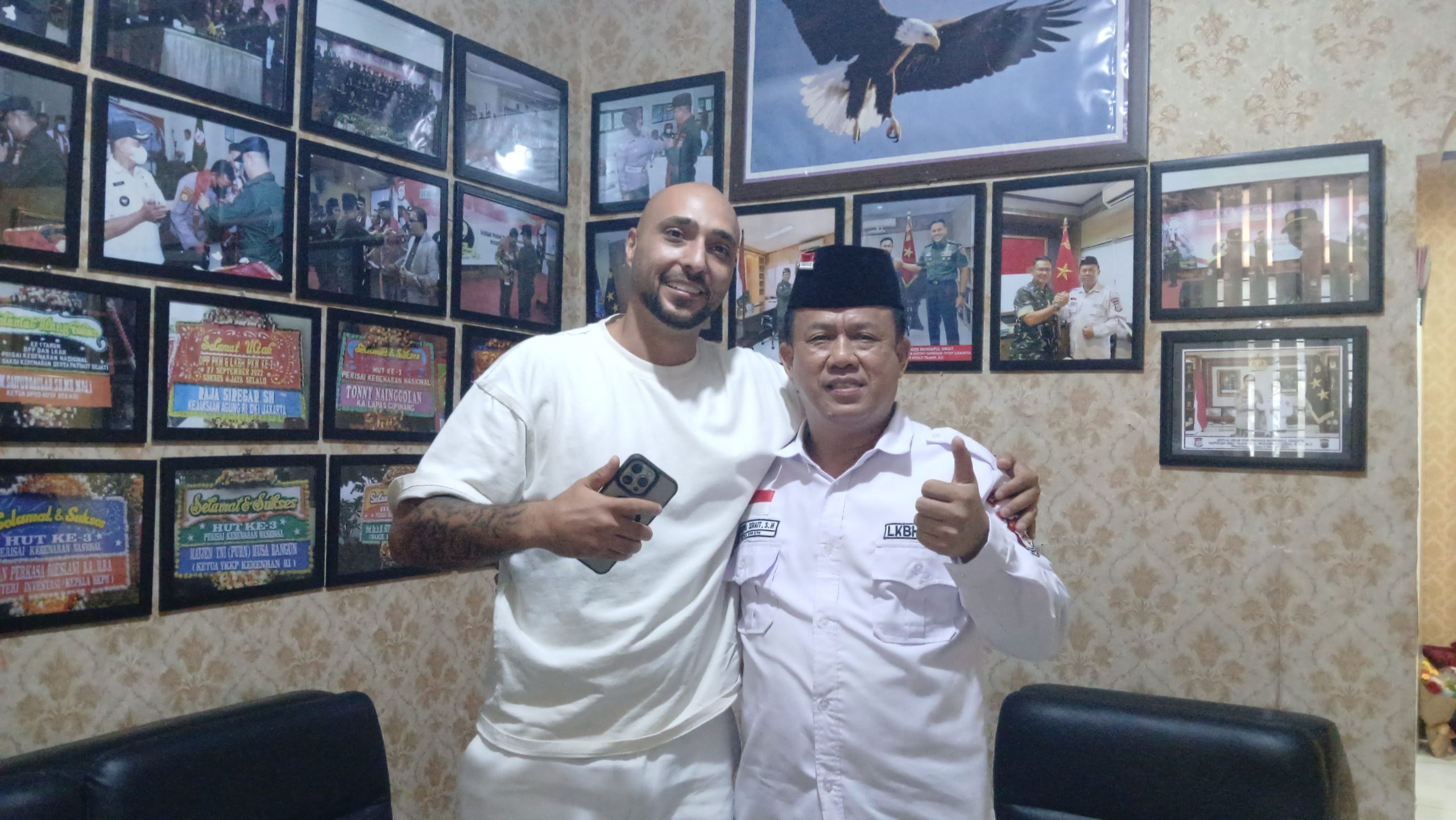 Noor (WNA Palestina) bersama Mangapul Sirait, S.H di Kantor LKBH PKN