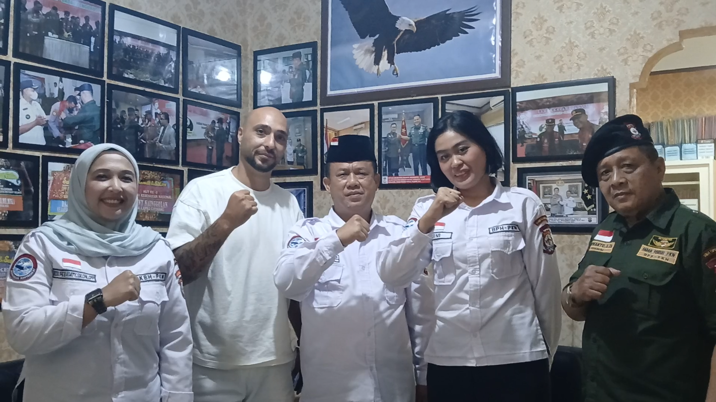 Noor bersama tim hukum LKBH PKN di kantor LKBH PKN