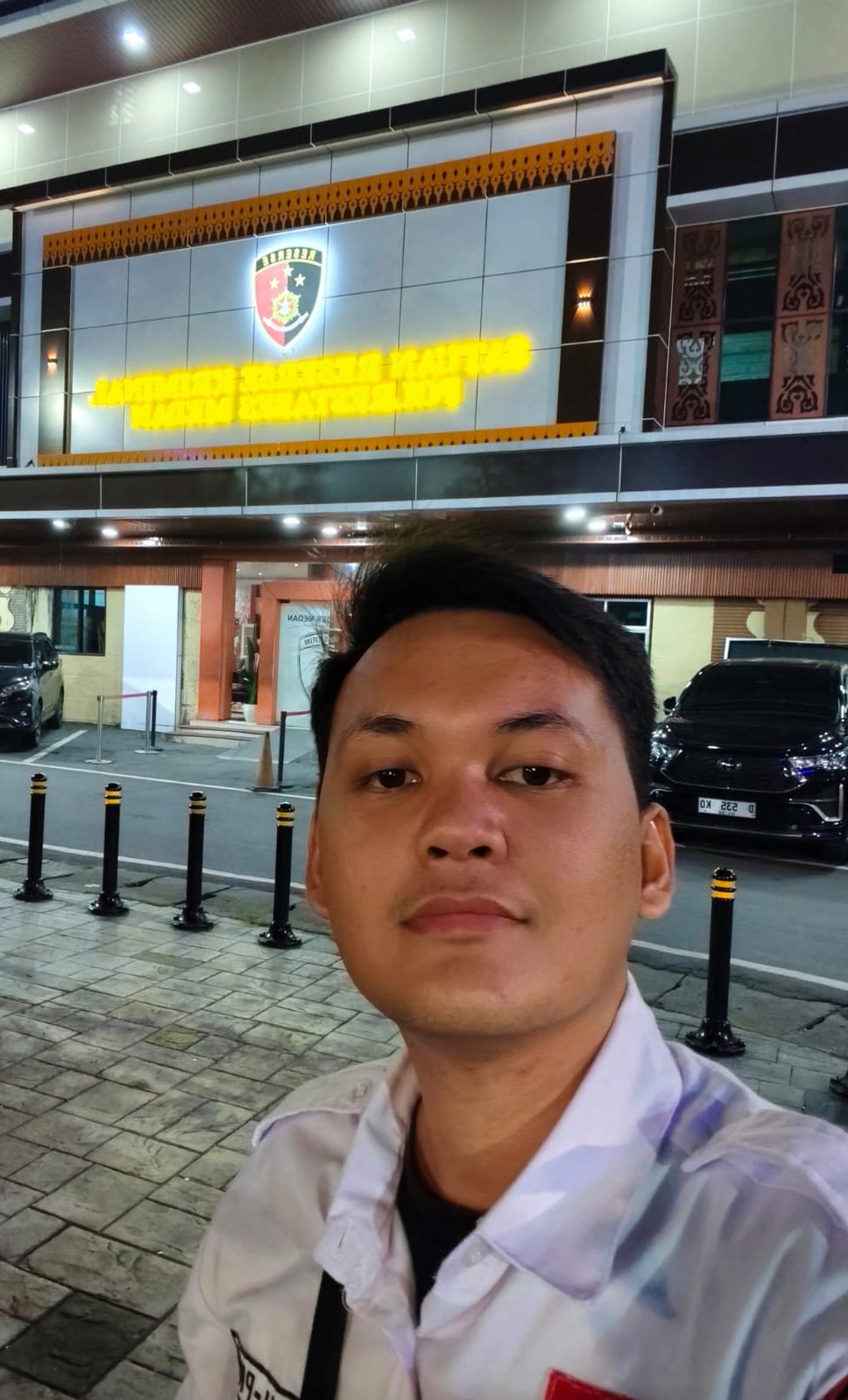 Andreas Leonardo Sirait, S.H., di depan Polrestabes Medan