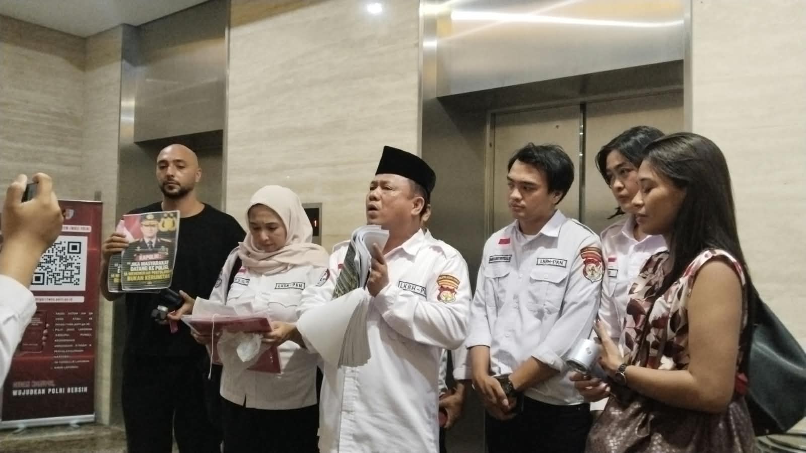 Tim LKBH PKN bersama kerabat M, Noor & Luevi di Mabes Polri (13/10)